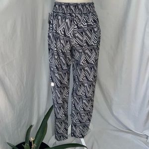 NWT Victoria's Sport Geo Pants Small 23102291